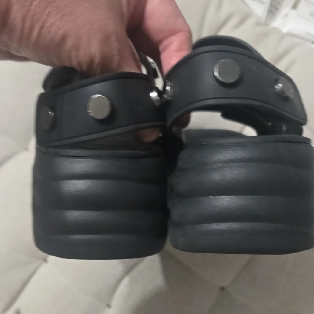 CROCS Black Sandals Size Women 7, Adjustable Straps - Picture 8 of 14